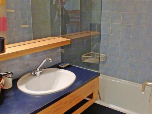 een badkamer met een wastafel, een douche en een bad bij Studio Samoëns, 1 pièce, 4 personnes - FR-1-629-55 in Samoëns