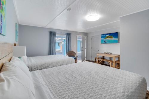 Cette chambre comprend deux lits et un bureau. dans l'établissement Anchor Inn Motel, à Île au chêne