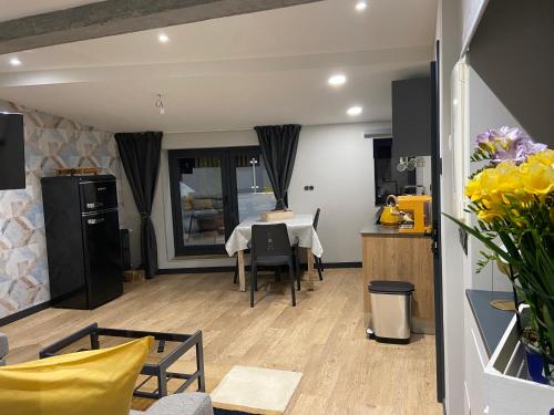 a kitchen and living room with a table and chairs at Siente Muralla in Lugo