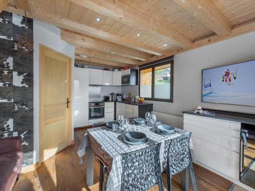 Photo de la galerie de l'établissement Duplex pour 4 avec sauna et terrasse - FR-1-640-1, à Val Thorens