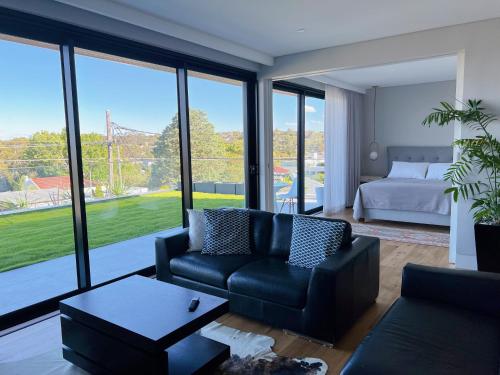Ruang duduk di Balgowlah Paradise Apartment