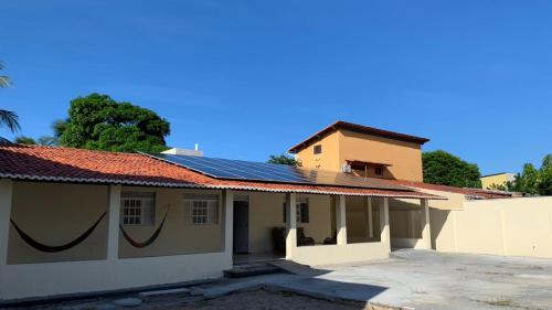 納塔爾的住宿－Casa na Praia de Ponta Negra，屋顶上设有太阳能电池板的房子