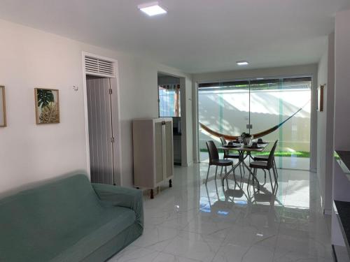 納塔爾的住宿－Casa na Praia de Ponta Negra，客厅配有绿色沙发和桌子