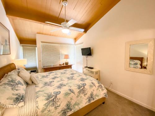 een slaapkamer met een bed en een plafondventilator bij Hale Kamaole 271 in Wailea