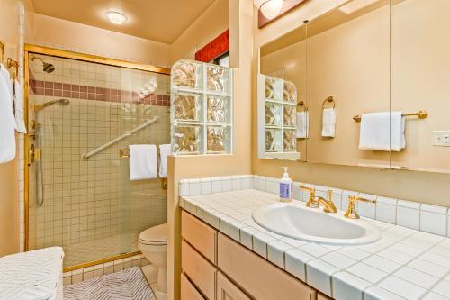 y baño con lavabo, ducha y aseo. en Skyline View Casita & Studio, en Tucson