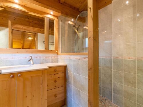 une salle de bain avec un lavabo et une douche dans l'établissement Chalet mitoyen 3 étoiles à La Clusaz, 500m des pistes, 10 pers, terrasse, cheminée, garage, WiFi - FR-1-459-186, à La Clusaz