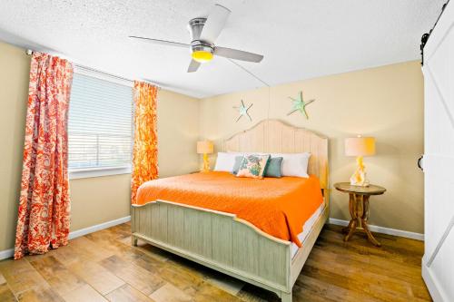 Un dormitorio con una cama y un ventilador de techo. en Dolphin Point 105A, en Destin