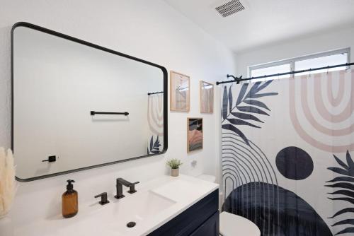 un bagno con un lavandino e un grande specchio di Mojave Midnight Oasis a Joshua Tree