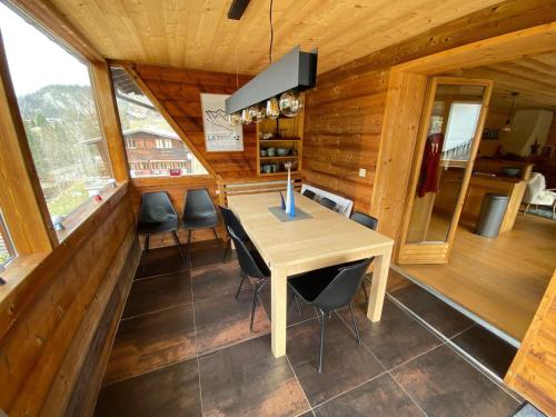 une salle à manger avec une table et des chaises dans une cabine dans l'établissement Appartement 3 chambres avec terrasse, balcon, terrain de boule, parking, wifi - FR-1-459-189, à La Clusaz
