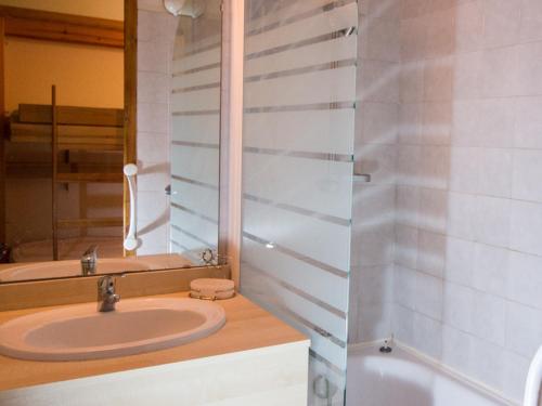 a bathroom with a sink and a shower at Studio Villard-de-Lans, 1 pièce, 4 personnes - FR-1-515-136 in Villard-de-Lans