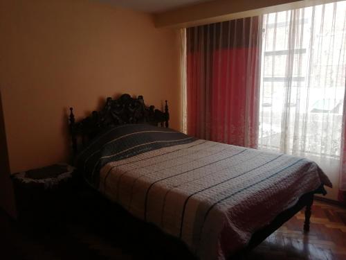 1 dormitorio con 1 cama frente a una ventana en Chepita´s House, en Puno