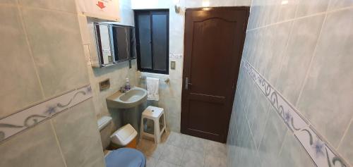 Baño pequeño con aseo y lavamanos en Casa Familiar Munaypatita, en Sucre