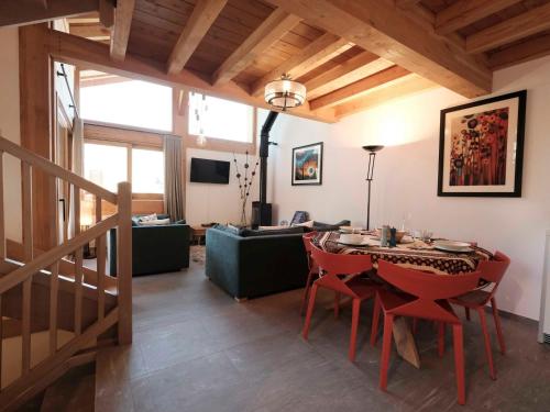 un salon avec une table et un canapé dans l'établissement Chalet Serendipity · Accès pistes · Grand confort · Parking couvert · Wifi · Sauna - FR-1-344-731, à Saint-Martin-de-Belleville