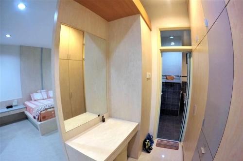 y baño con ducha, lavabo y espejo. en GoldMary 10pax@TebrauCity/Aeon/Toppen/ikea/JB, en Johor Bahru
