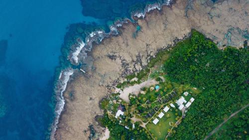 una vista aérea de la playa y del océano en White Grass Ocean Resort & Spa en Isla de Tanna