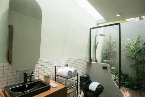 外南夢的住宿－LAYANA FARMSTAY，一间带水槽和镜子的浴室