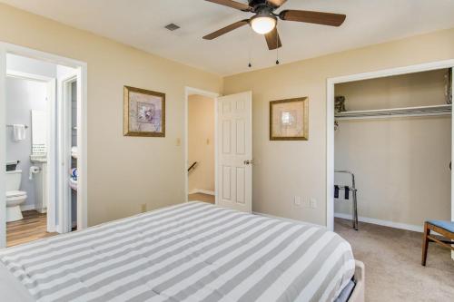 Letto o letti in una camera di Emerald Coast Vacation Station