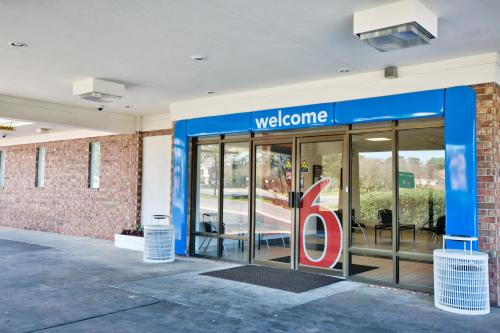 a welcome sign on the side of a building at Motel 6-Tallahassee, FL - Downtown in Tallahassee