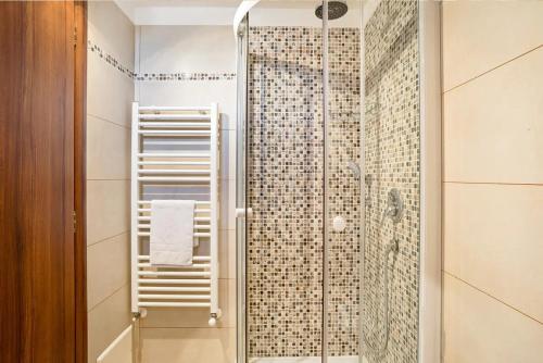 uma casa de banho com um chuveiro e uma porta de vidro em Giardini della Canonica Alberobello em Martina Franca