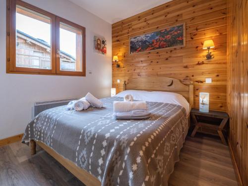 une chambre avec un lit avec des serviettes dessus dans l'établissement Appartement Confortable avec Terrasse pour Famille à Huez - FR-1-645-17, à Huez