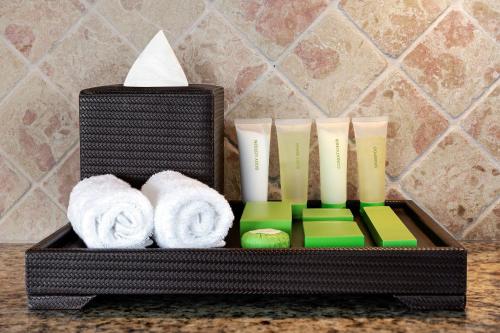 タモンにあるDusit Beach Resort Guamの黒いプラスチック製の箱(タオル、タオル付)