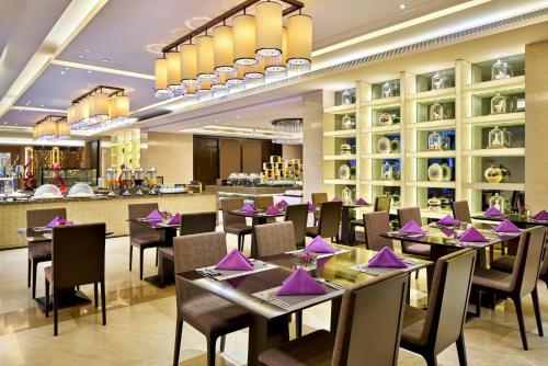 Restauracja lub miejsce do jedzenia w obiekcie Crowne Plaza Tianjin Jinnan, an IHG Hotel