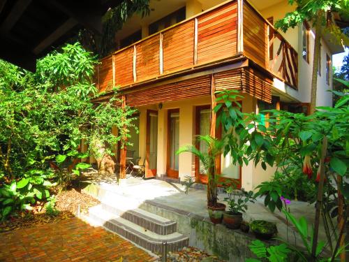 uma casa com um monte de plantas à frente dela em Boulevard 251 Riverside Apartments em Iquitos