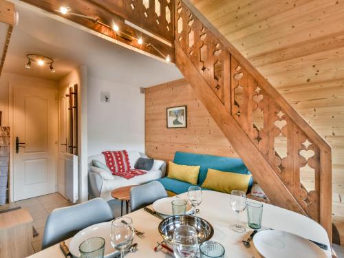 une salle à manger avec une table et des chaises dans l'établissement Duplex cosy 4 pers. près des pistes - Les Gets, La Turche - FR-1-685-26, aux Gets