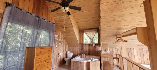 Gallery image of Rustic cedar Cabin in Powell River