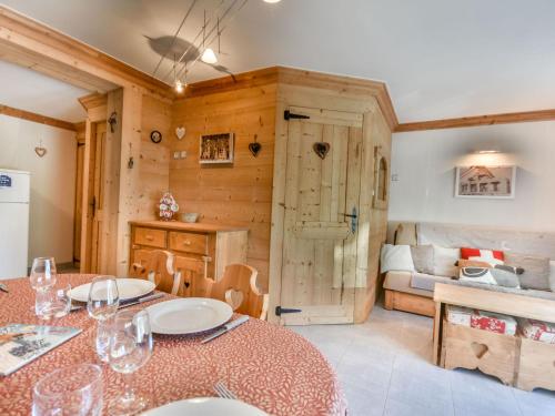 une salle à manger avec une table et une chambre dans l'établissement T3 + Coin Montagne Rénové Proche Centre, 6 Pers, Parking, Navettes Gratuites, Les Gets - FR-1-685-13, aux Gets