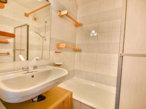 Baño blanco con lavabo y bañera en Appartement Les Gets, 2 pièces, 5 personnes - FR-1-685-23, en Les Gets