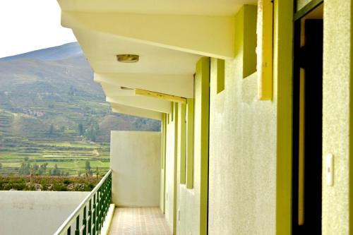 einen Balkon eines Gebäudes mit Bergblick in der Unterkunft Chuklla in Yanque