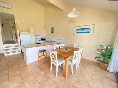 Kuchyň nebo kuchyňský kout v ubytování Peregian Court Resort apartment number 21