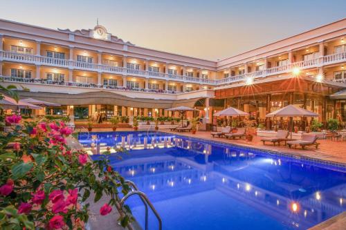 ein Hotel mit einem Pool vor einem Gebäude in der Unterkunft Victoria Can Tho Resort in Cần Thơ