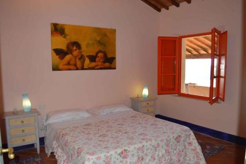 Tempat tidur dalam kamar di Holiday home in Asciano - Toskana 38073