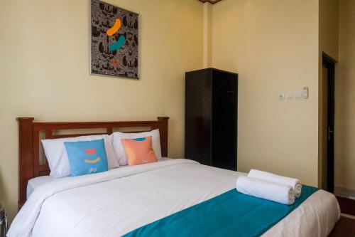 a bedroom with two beds with towels on them at Sans Hotel Kumbang Yogyakarta by RedDoorz in Yogyakarta