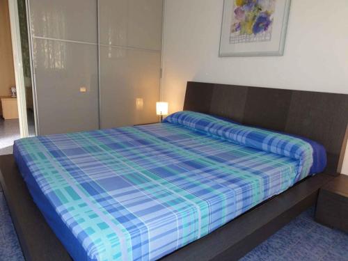 - une chambre dotée d'un lit avec une couverture bleue dans l'établissement House and Apt in Bibione 38402, à Bibione