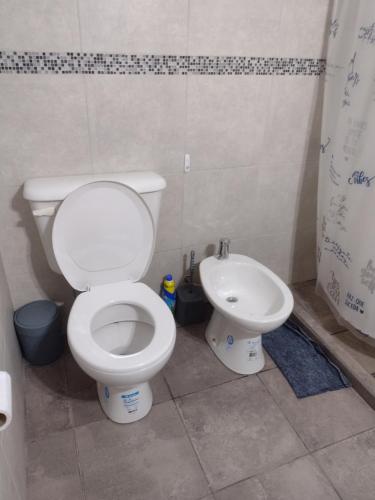 łazienka z toaletą i umywalką w obiekcie Lomas del Mirador w mieście San Fernando del Valle de Catamarca