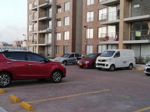 un grupo de autos estacionados en un estacionamiento en Funza Apartamento Normandia del Parque II, en Funza