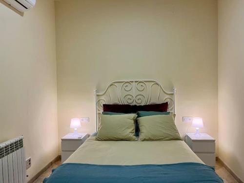 a bedroom with a bed with two lamps on both sides at Apartamento con Encanto próximo Alameda Hercules in Seville
