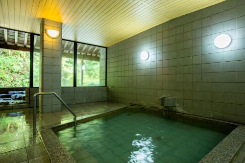 - une grande piscine d'eau dans la chambre dans l'établissement Oyado Hisaya, à Kami