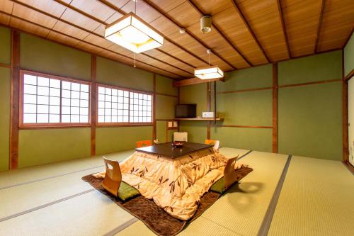 una grande stanza con tavolo e sedie di Oyado Hisaya a Kami