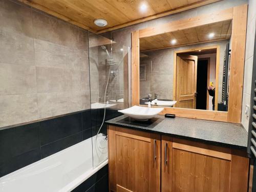 y baño con lavabo y espejo. en Appartement Les Saisies, 3 pièces, 6 personnes - FR-1-293-376, en Hauteluce