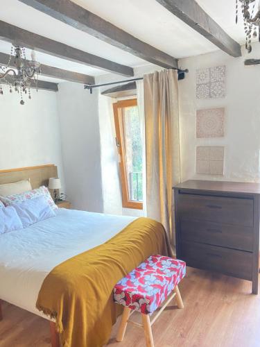 a bedroom with a bed and a dresser and a window at Vivienda Vacacional Trespandiu in Oceño