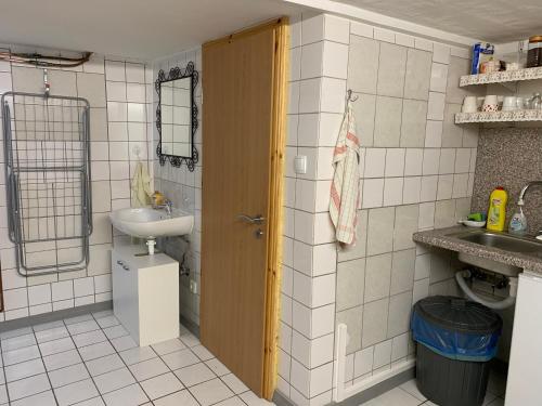 ミュルハイム・アン・デア・ルールにあるZentrale Wohnung (Essen Duisburg Düsseldorf)の小さなバスルーム(洗面台、トイレ付)