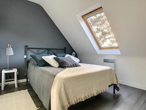 um quarto com uma cama e uma janela em Maison Crozon, 5 pièces, 8 personnes - FR-1-370-46 em Crozon