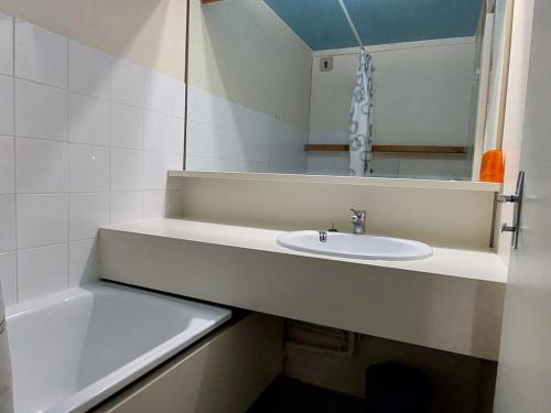Kúpeľňa v ubytovaní Studio au cœur du Charvet, proche pistes et commerces, balcon, Wifi, accepte animaux - FR-1-411-97