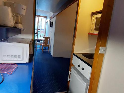 Cette petite chambre dispose d'une cuisine et d'un couloir. dans l'établissement Studio au cœur du Charvet, proche pistes et commerces, balcon, Wifi, accepte animaux - FR-1-411-97, à Bourg-Saint-Maurice