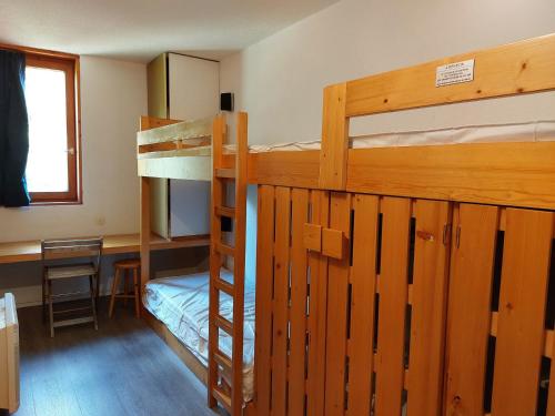 une chambre avec deux lits superposés et un bureau dans l'établissement Appartement 3 pièces pour 7 personnes, proche pistes, commerces et ESF, avec terrasse, Les Arcs 1800 - FR-1-411-395, à Bourg-Saint-Maurice