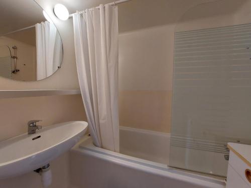 une salle de bain avec un lavabo et une douche dans l'établissement Appartement 3 pièces pour 7 personnes, proche pistes, commerces et ESF, avec terrasse, Les Arcs 1800 - FR-1-411-395, à Bourg-Saint-Maurice